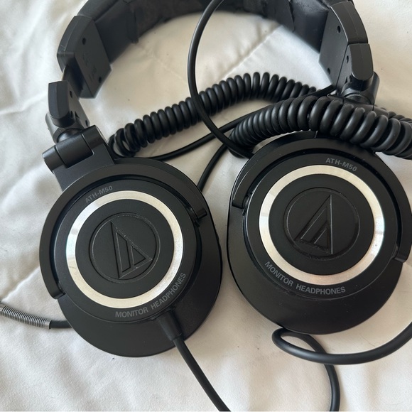 Audio-Technica ATH-M50 Professional Studio Monitor Headphones (coiled cable) - Picture 6 of 7